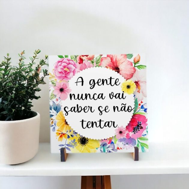 Azulejo decorativo com frase A gente nunca vai saber se não tentar