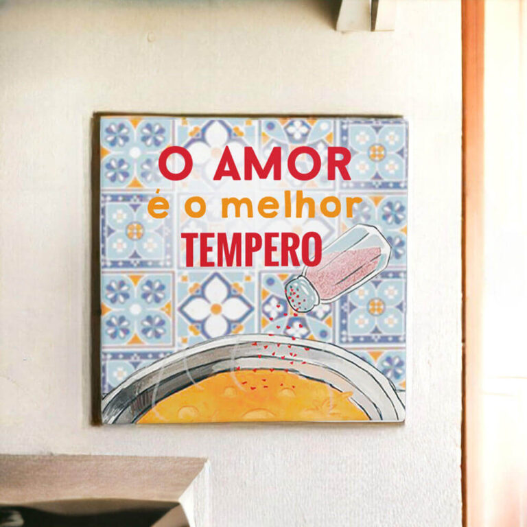 Azulejo decorativo para cozinha com frase O amor é o melhor tempero e desejo de azulejo Português ao fundo.