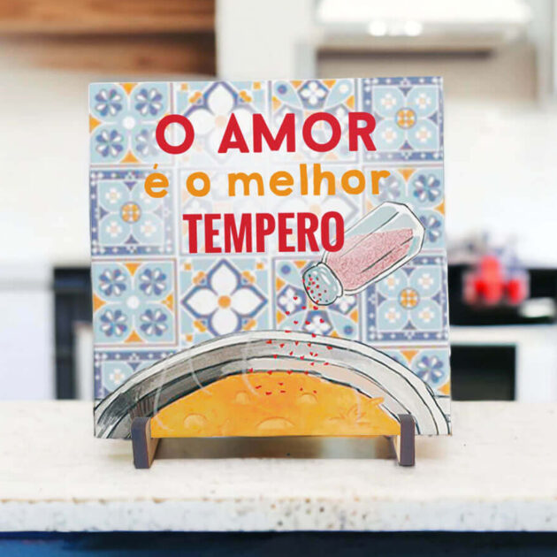 Azulejo decorativo para cozinha com frase O amor é o melhor tempero e desejo de azulejo Português ao fundo.