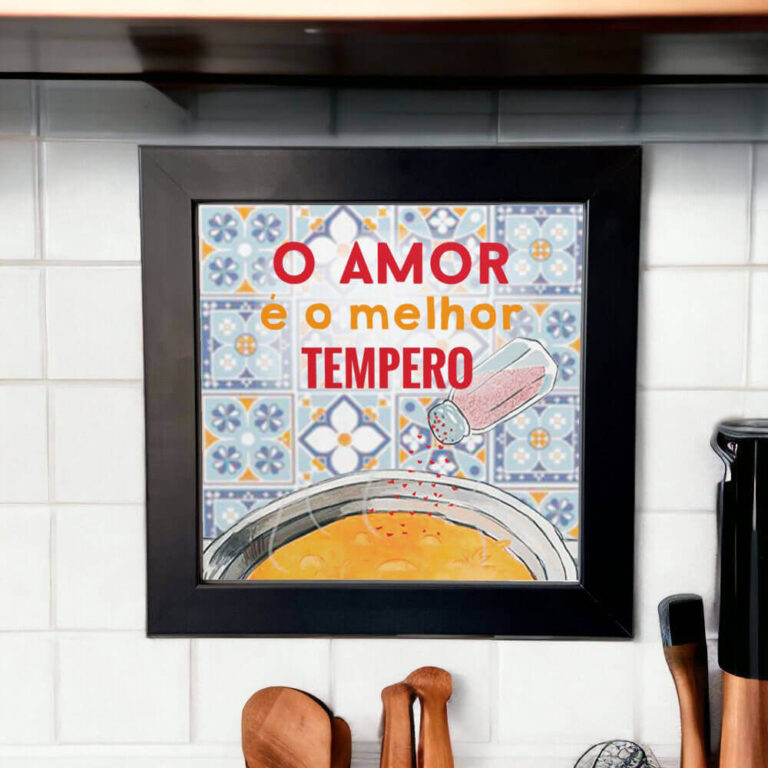 Azulejo decorativo para cozinha com frase O amor é o melhor tempero e desejo de azulejo Português ao fundo.