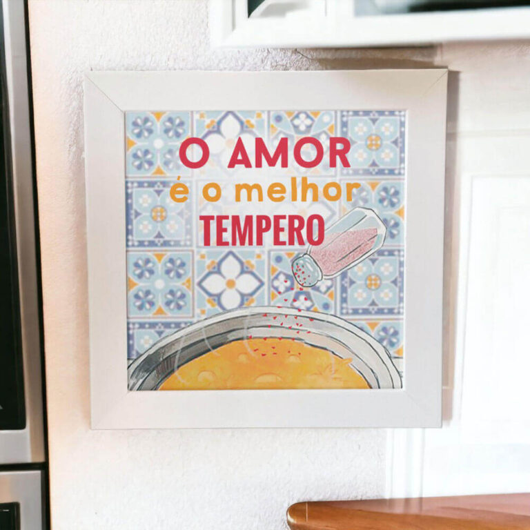 Azulejo decorativo para cozinha com frase O amor é o melhor tempero e desejo de azulejo Português ao fundo.