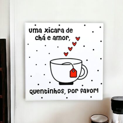 Azulejo decorativo para cantinho do café com frase Uma xícara de chá e amor, quentinhos, por favor!