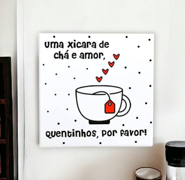 Azulejo decorativo para cantinho do café com frase Uma xícara de chá e amor, quentinhos, por favor!