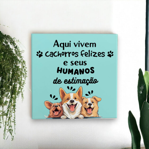 Azulejo decorativo com a frase Aqui vivem cachorros felizes e seus humanos de estimação com o desenho de três cachorrinhos