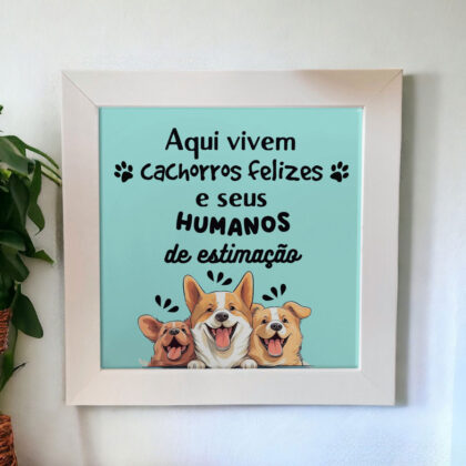 Azulejo decorativo com a frase Aqui vivem cachorros felizes e seus humanos de estimação com o desenho de três cachorrinhos