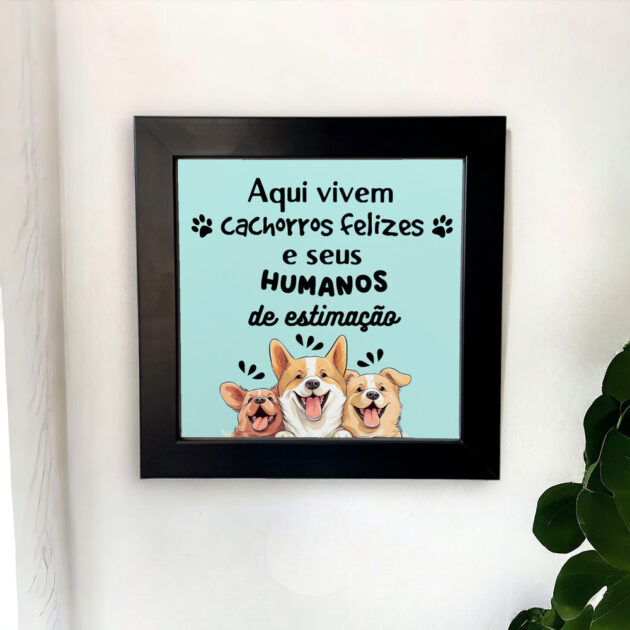 Azulejo decorativo com a frase Aqui vivem cachorros felizes e seus humanos de estimação com o desenho de três cachorrinhos