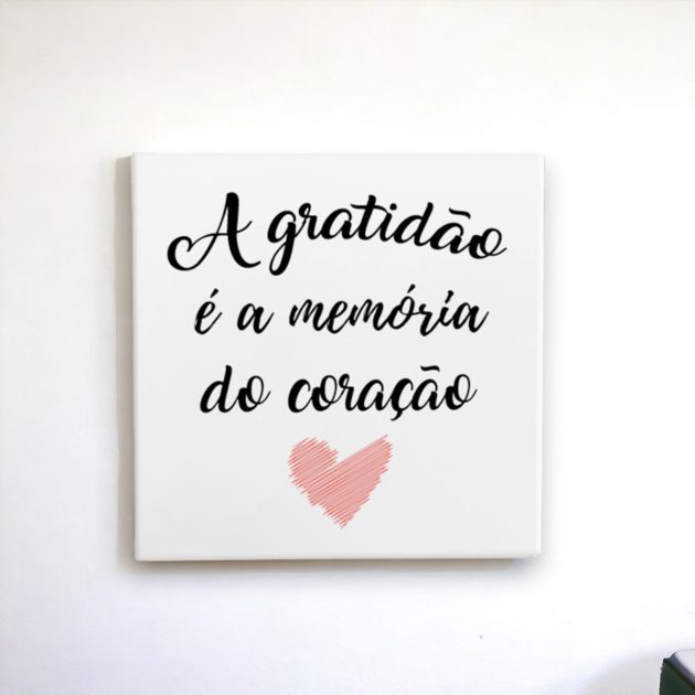 Azulejo decorativo com a frase A gratidão é a memória do coração