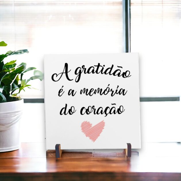 Azulejo decorativo com a frase A gratidão é a memória do coração