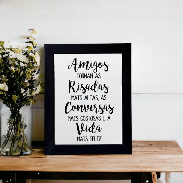 Azulejo decorativo com a frase Amigos tornam as risadas mais altas, as conversas mais gostosas e a vida mais feliz - Presentear Amigos (as) e Família