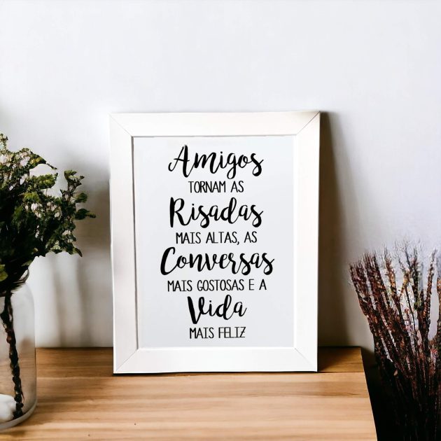 Azulejo decorativo com a frase Amigos tornam as risadas mais altas, as conversas mais gostosas e a vida mais feliz - Presentear Amigos (as) e Família