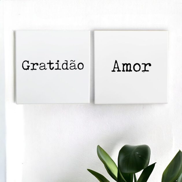 Conjunto de dois azulejos decorativos com as palavras Amor e Gratidão