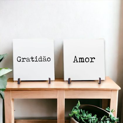 Conjunto de dois azulejos decorativos com as palavras Amor e Gratidão