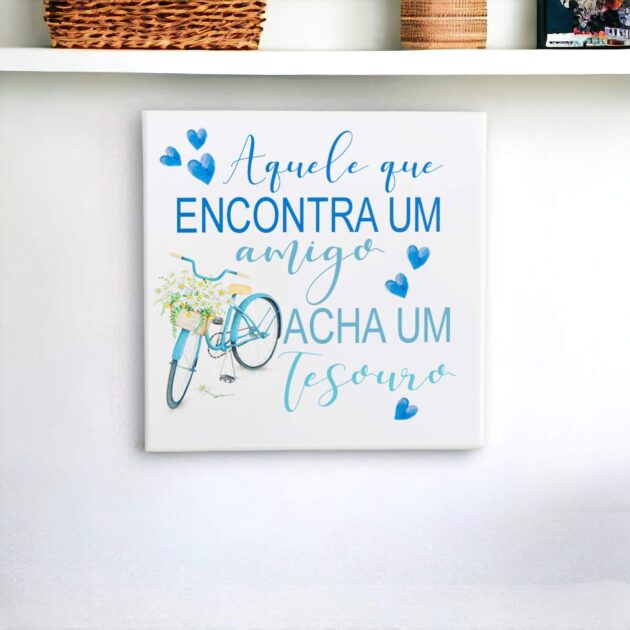 Azulejo decorativo com a frase Aquele que encontra um amigo acha um tesouro