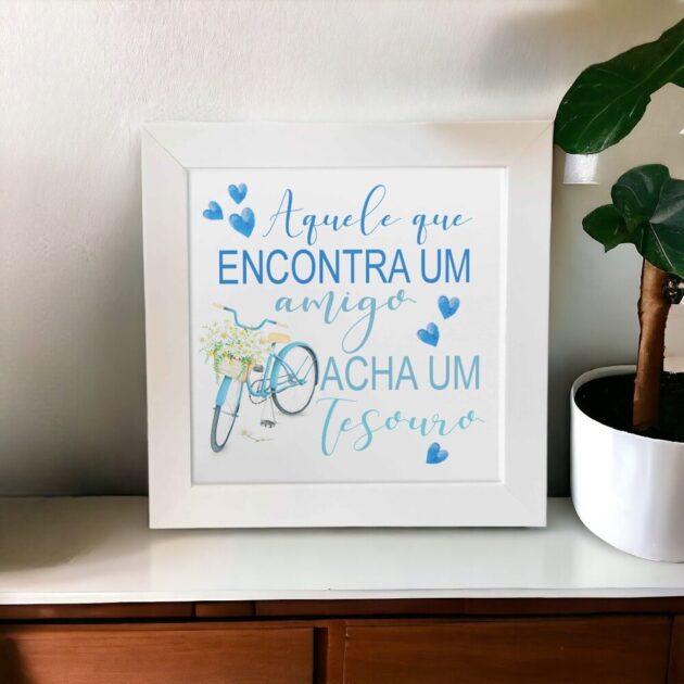 Azulejo decorativo com a frase Aquele que encontra um amigo acha um tesouro