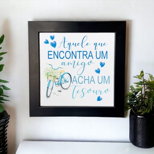 Azulejo decorativo com a frase Aquele que encontra um amigo acha um tesouro