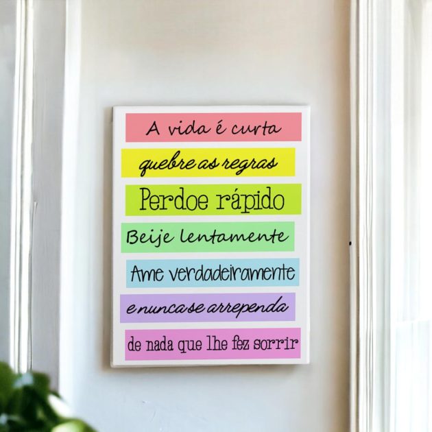 Azulejo decorativo com a frase A vida é curta, quebre as regras, perdoe rápido, beije lentamente, ame verdadeiramente e nunca se arrependa de nada que lhe fez sorrir