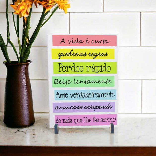 Azulejo decorativo com a frase A vida é curta, quebre as regras, perdoe rápido, beije lentamente, ame verdadeiramente e nunca se arrependa de nada que lhe fez sorrir