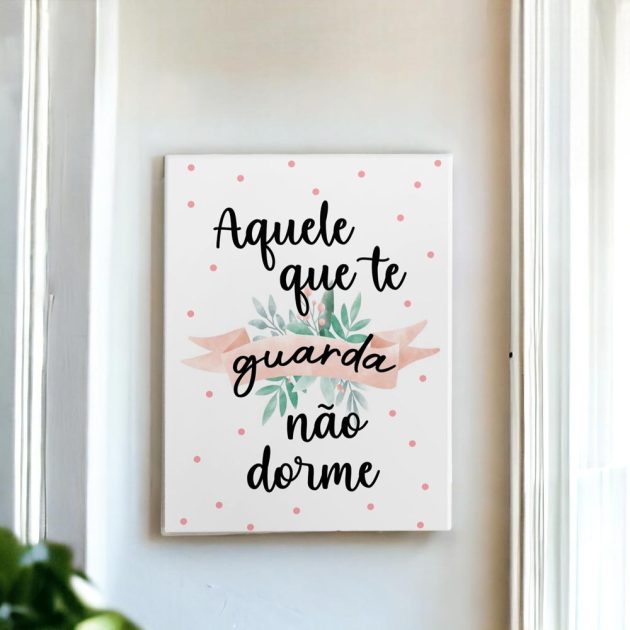 Azulejo decorativo com a frase Aquele que te guarda não dorme com bolinhas rosas