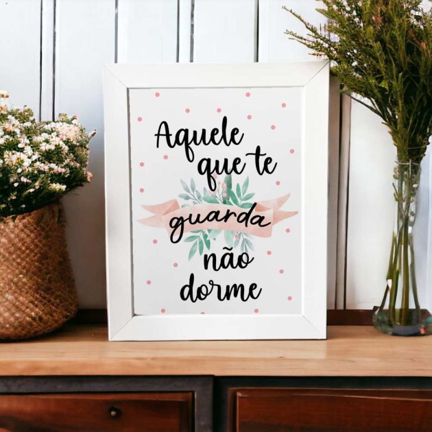 Azulejo decorativo com a frase Aquele que te guarda não dorme com bolinhas rosas