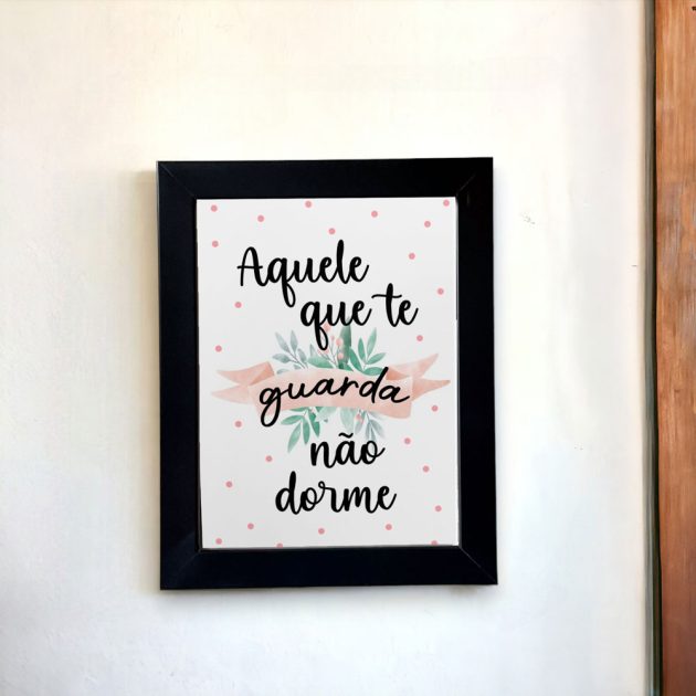 Azulejo decorativo com a frase Aquele que te guarda não dorme com bolinhas rosas