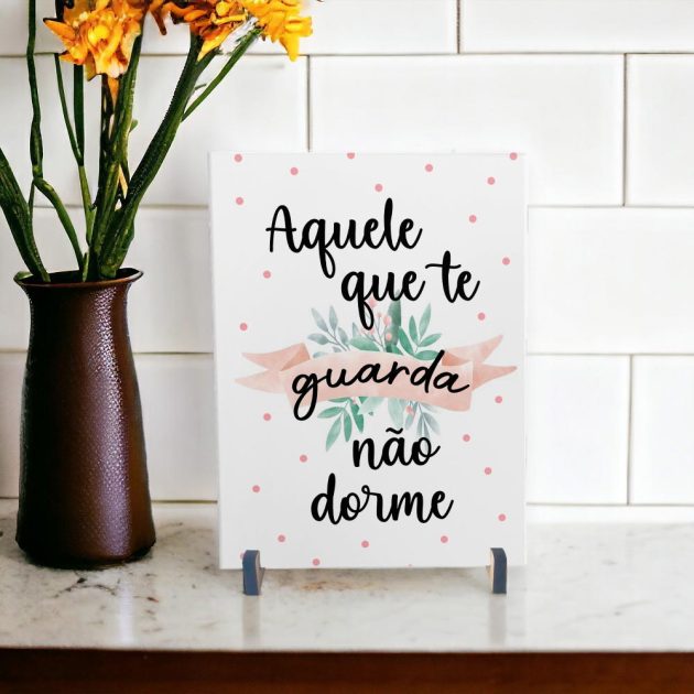 Azulejo decorativo com a frase Aquele que te guarda não dorme com bolinhas rosas