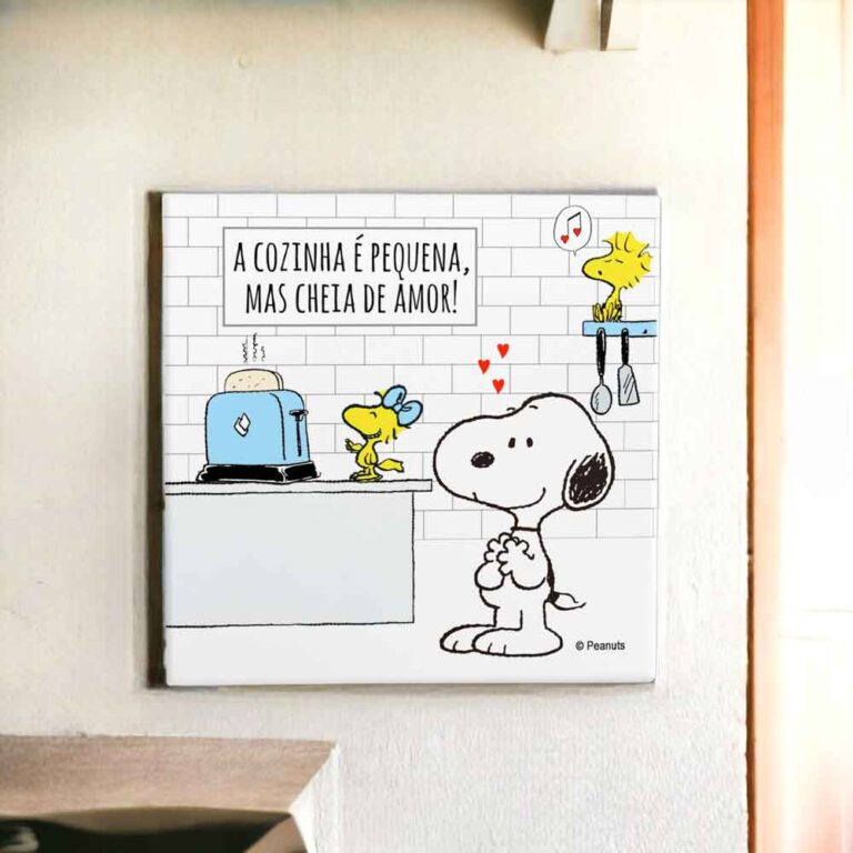 Azulejo decorativo para cozinha com desenho do Snoopy com a frase a cozinha é pequena mas cheia de amor