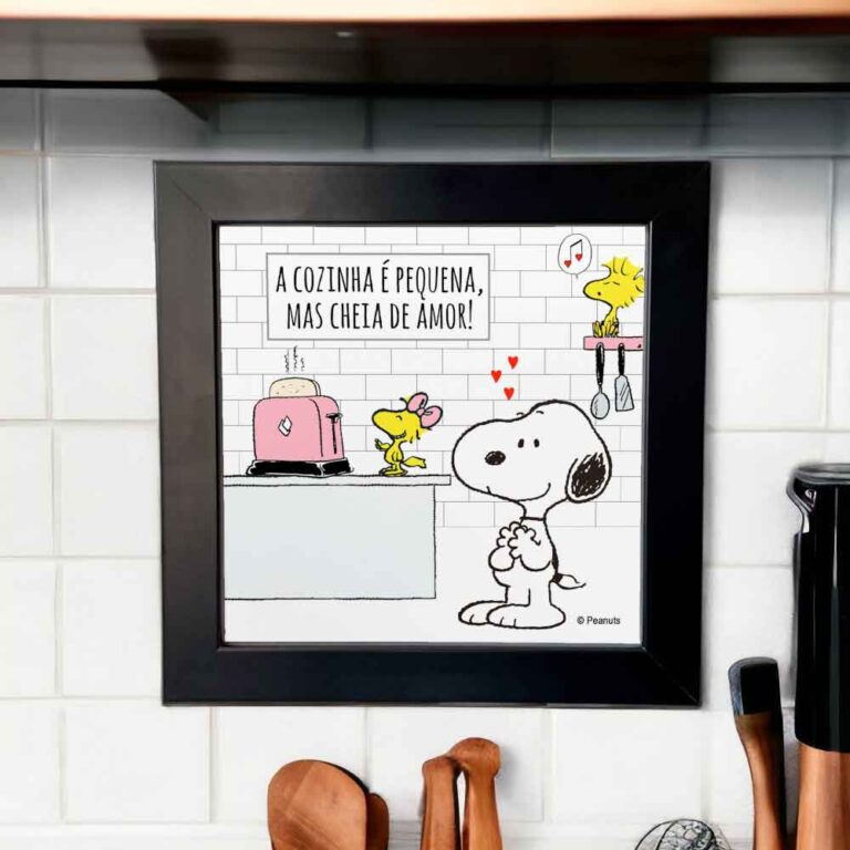 Azulejo decorativo para cozinha com desenho do Snoopy com a frase a cozinha é pequena mas cheia de amor