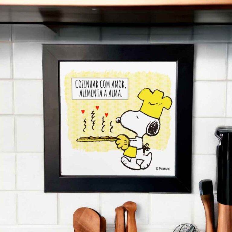 Azulejo decorativo para cozinha com desenho do Snoopy e frase "Cozinha com amor alimenta a alma"