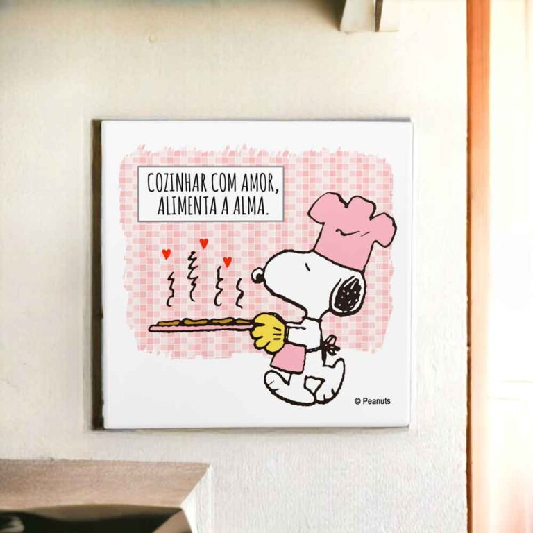 Azulejo decorativo para cozinha com desenho do Snoopy e frase "Cozinha com amor alimenta a alma"