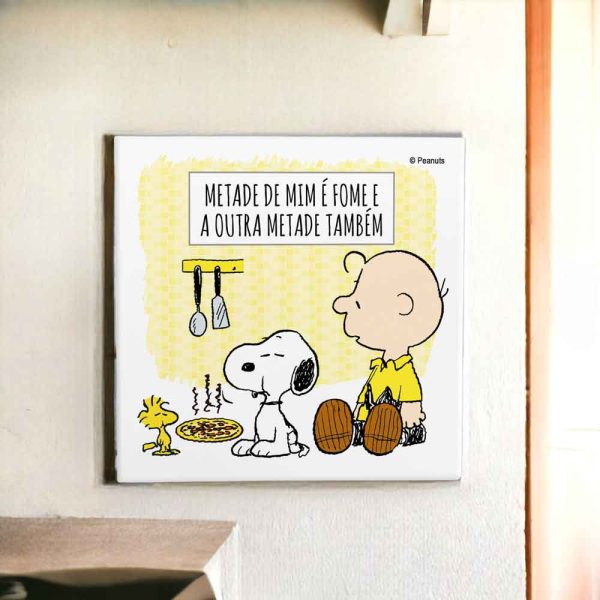 Azulejo decorativo para cozinha com desenho do Snoopy, Woodstock e Charlie Brown.