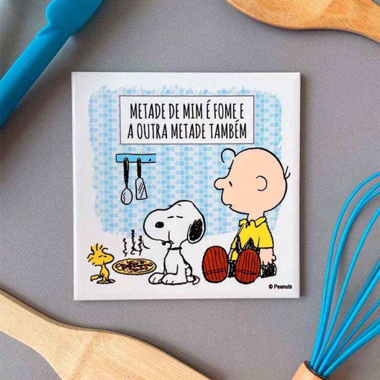 Azulejo decorativo para cozinha com desenho do Snoopy, Woodstock e Charlie Brown.