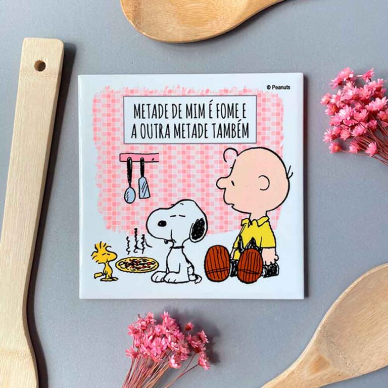 Azulejo decorativo para cozinha com desenho do Snoopy, Woodstock e Charlie Brown.