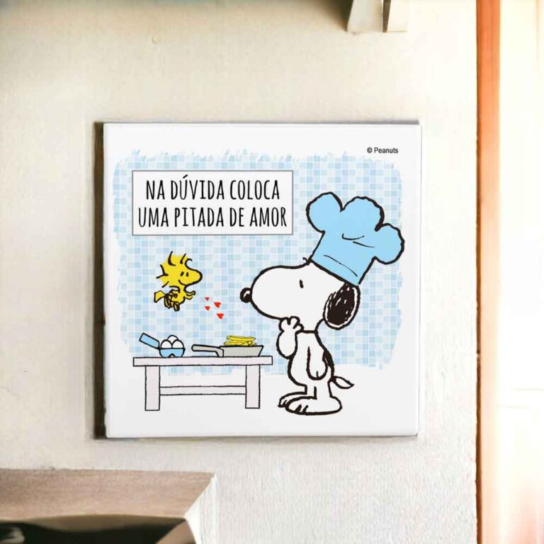 Azulejo decorativo para cozinha do Snoopy e Charlie Brown com frase "na dúvida colocar uma pitada de amor"