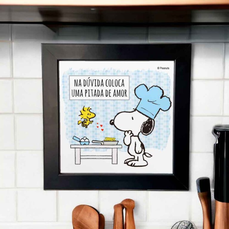 Azulejo decorativo para cozinha do Snoopy e Charlie Brown com frase "na dúvida colocar uma pitada de amor"