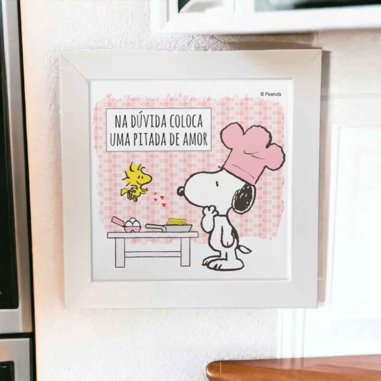 Azulejo decorativo para cozinha do Snoopy e Charlie Brown com frase "na dúvida colocar uma pitada de amor"