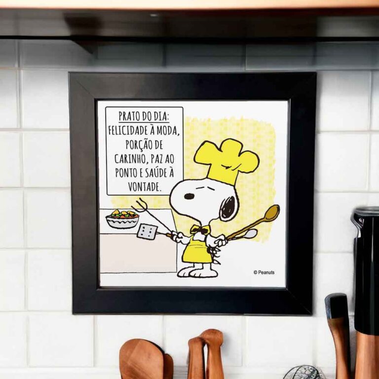 Azulejo decorativo para cozinha com desenho do Snoopy com utensílios culinários e com frase prato do dia: felicidade a moda, porção de carinho, paz ao ponto e saúde a vontade