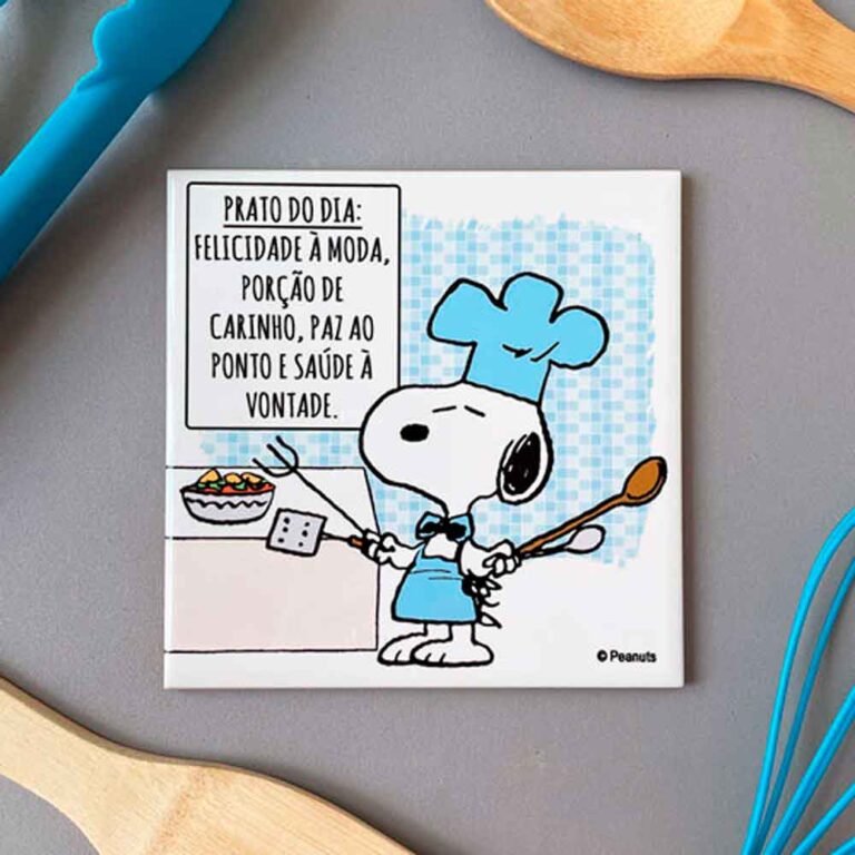 Azulejo decorativo para cozinha com desenho do Snoopy com utensílios culinários e com frase prato do dia: felicidade a moda, porção de carinho, paz ao ponto e saúde a vontade