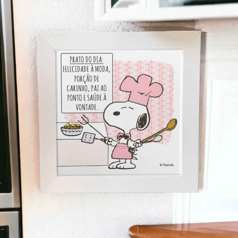 Azulejo decorativo para cozinha com desenho do Snoopy com utensílios culinários e com frase prato do dia: felicidade a moda, porção de carinho, paz ao ponto e saúde a vontade