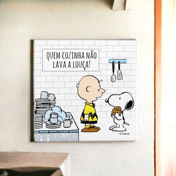 Azulejo decorativo para cozinha com desenho do Snoopy e Charlie Brown e a frase "quem cozinha não lava a louça"