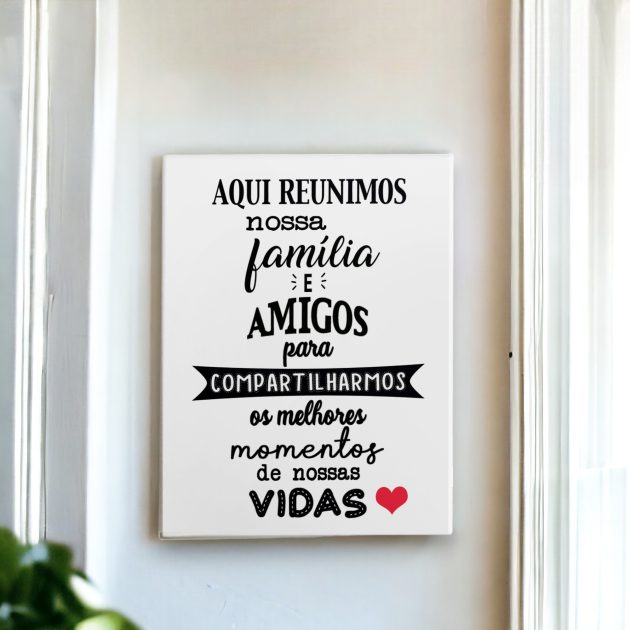 Azulejo decorativo com a frase Aqui reunimos nossa família e amigos para para compartilhar os melhores momentos de nossas vidas