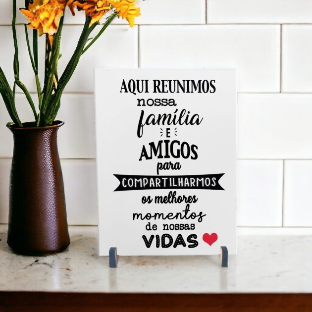 Azulejo decorativo com a frase Aqui reunimos nossa família e amigos para para compartilhar os melhores momentos de nossas vidas