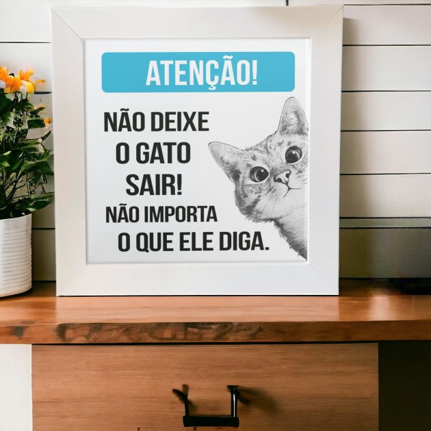 Azulejo decorativo com a frase Atenção! Não deixe o gato sair não importa o que ele diga