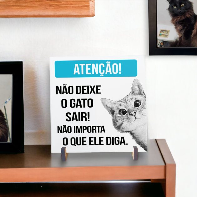 Azulejo decorativo com a frase Atenção! Não deixe o gato sair não importa o que ele digaAzulejo decorativo com a frase Atenção! Não deixe o gato sair não importa o que ele diga