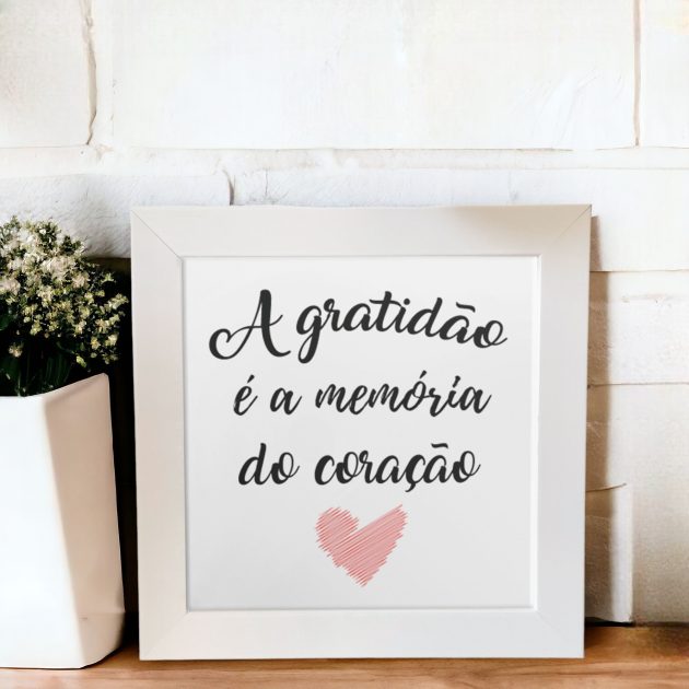 Azulejo decorativo com a frase A gratidão é a memória do coração