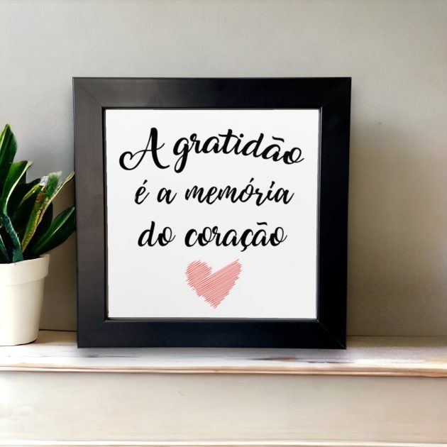 Azulejo decorativo com a frase A gratidão é a memória do coração