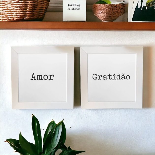 Conjunto de dois azulejos decorativos com as palavras Amor e Gratidão