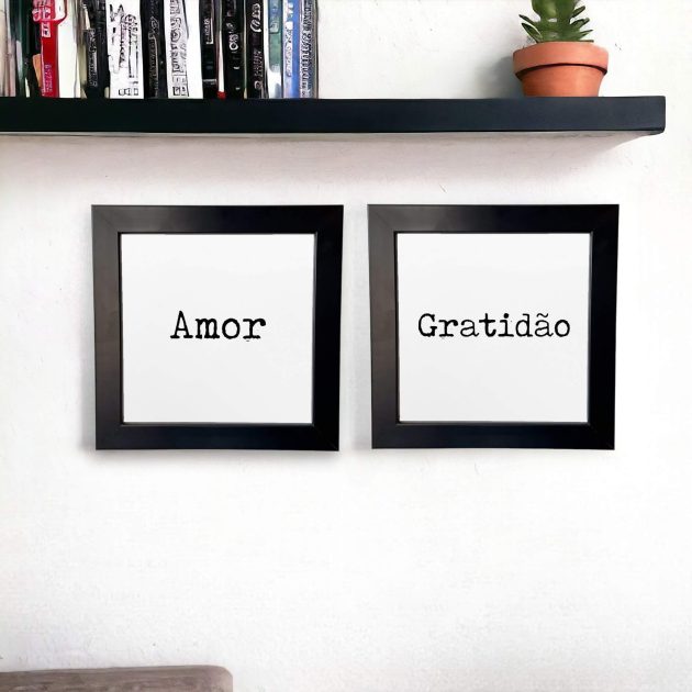 Conjunto de dois azulejos decorativos com as palavras Amor e Gratidão