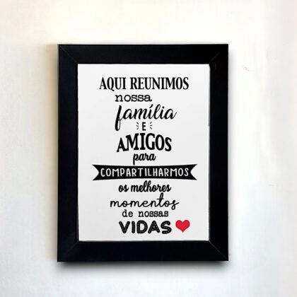 Azulejo decorativo com a frase Aqui reunimos nossa família e amigos para para compartilhar os melhores momentos de nossas vidas