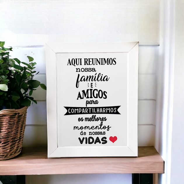 Azulejo decorativo com a frase Aqui reunimos nossa família e amigos para para compartilhar os melhores momentos de nossas vidas