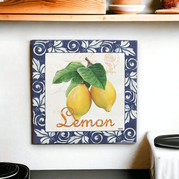 Azulejo decorativo para cozinha com frase "Lemon" com desenho de um limão em um fundo azulejo português